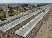 Stacja Baciuty - widok na perony z drona fot Paweł Mieszkowski PKP Polskie Linie Kolejowe SA