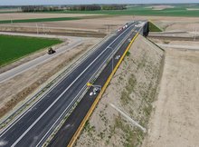 Szepietowo-Janówka - wiadukt widok z drona na drogę fot Artur Lewandowski PKP Polskie Linie Kolejowe SA