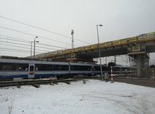 Pociąg przejeżdżający pod budowanym wiaduktem w Łochowie.