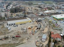 Łapy - widok na budowę tunelu, pracuje sprzęt fot Paweł Mieszkowski PKP Polskie Linie Kolejowe SA