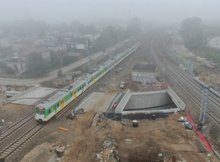 Zielonka - pociąg jedzie nad budowanym tunelem drogowym, fot Artur Lewandowski PKP Polskie Linie Kolejowe SA