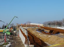 Dźwigi i pracownicy na budowie wiaduktu w Łochowie.