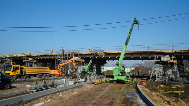 Budowa wiaduktu w Łochowie, w tle koparki i pracownicy.