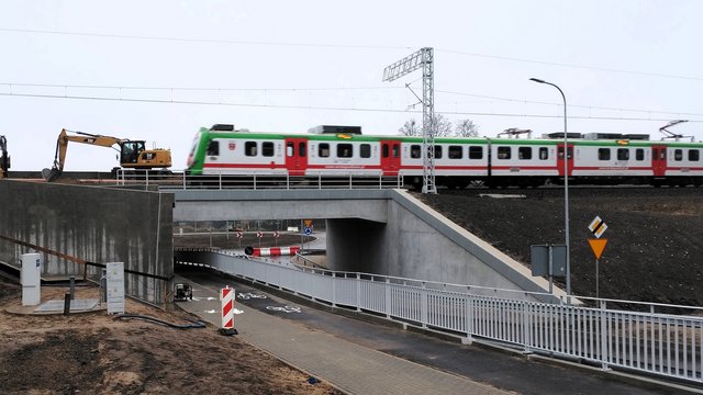 Tunel w Niewodnicy - jedzie pociąg. fot Tomasz Łotowski PKP Polskie Linie Kolejowe S.A.