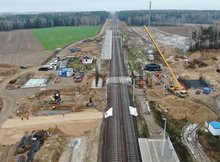Dąbrowa-Kity - widok na perony i budowę wiaduktu drogowego. fot. Artur Lewandowski PKP Polskie Linie Kolejowe S.A.