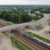 Wiadukt w Kobyłce, jedzie pociąg. Fot. Artur Lewandowski PKP Polskie Linie Kolejowe S.A.