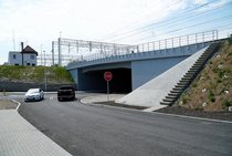 Wiadukt w Ełku ul Suwalska jadą samochody fot Tomasz Łotowski PKP Polskie Linie Kolejowe SA
