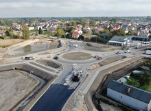 Tłuszcz - budowa nowego układu drogowego widać rondo, fot Artur Lewandowski PKP Polskie Linie Kolejowe SA