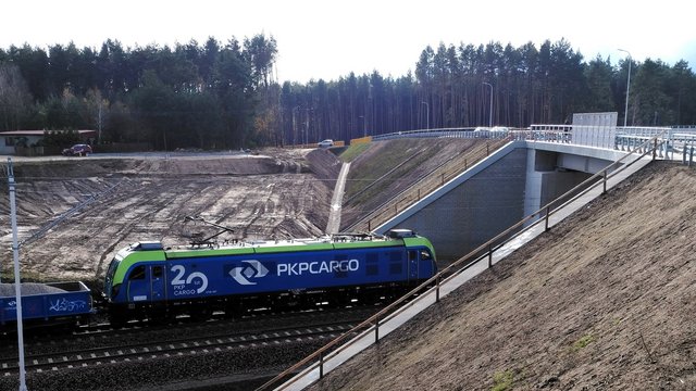 Łapy Osse - pociąg towarowy jedzie pod wiaduktem fot Tomasz Łotowski PKP Polskie Linie Kolejowe S.A.