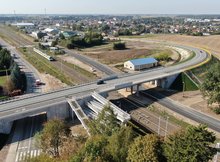 Wiadukt nad torami w Czyżewie jedzie pociąg fot Artur Lewandowski PKP Polskie Linie Kolejowe SA