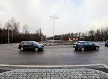 Wiadukt drogowy w Szepietowie, samochody na rondzie, fot. Ł. Bryłowski, PKP Polskie Linie Kolejowe S.A