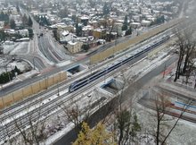 Skrzyżowanie bezkolizyjne w Kobyłce, widać pociąg, jezdnię i ścieżkę rowerową w tunelu pod torami, fot. A.Lewandowski, P.Mieszkowski