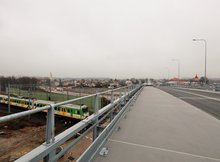 Wiadukt w Łochowie, dołem jedzie pociąg, fot. Ł. Bryłowski PKP Polskie Linie Kolejowe S.A, zdjęcie nr 3