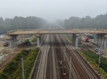 Kobyłka Ossów - widok na konstrukcję wiaduktu nad torami, fot Artur Lewandowski PKP Polskie Linie Kolejowe SA