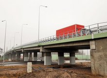 Wiadukt w Łochowie, jedzie ciężarówka, fot. Ł. Bryłowski PKP Polskie Linie Kolejowe S.A