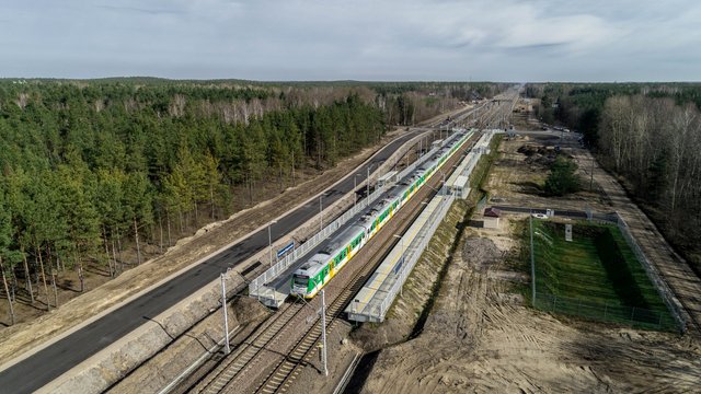 Widok z powietrza na przebudowany przystanek kolejowy Sadowne Węgrowskie. Widoczny jest pociąg na przystanku.