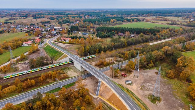 Widok z lotu ptaka na wiadukt w Łochowie, fot. Łukasz Bryłowski