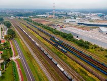 Widok z powietrza na stację Ełk Towarowy. Widoczne są pociągi towarowe na torach.