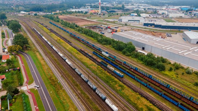 Widok z powietrza na stację Ełk Towarowy. Widoczne są pociągi towarowe na torach.