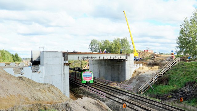 Pociąg przejeżdżający pod wiaduktem w Uhowie