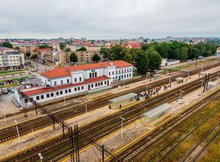 Widok z powietrza na perony i dworzec na stacji Ełk.