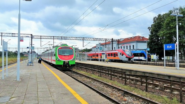 Stacja Ełk, pociągi przy peronach, fot. T. Łotowski. PKP Polskie Linie Kolejowe S.A.
