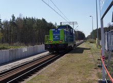  Ścianki nowego peronu na przystanku Ełk Szyba Wschód obok lokomotywa fot Łukasz Bryłowski PKP Polskie Linie Kolejowe SA