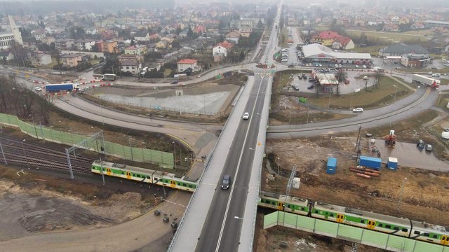Wiadukt w Łochowie, dołem jedzie pociąg, fot. Ł. Bryłowski PKP Polskie Linie Kolejowe S.A, zdjęcie nr 1