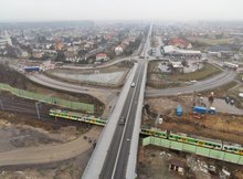 Wiadukt w Łochowie, dołem jedzie pociąg, fot. Ł. Bryłowski PKP Polskie Linie Kolejowe S.A, zdjęcie nr 1