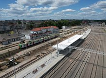 Nowy peron i tory na stacji Ełk widok z drona.  fot. Szymon Grochowski PKP Polskie Linie Kolejowe SA