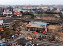 Ełk - budowa wiadukt nad ul Suwalską pracuje sprzęt, fot. Paweł Chamera PKP Polskie Linie Kolejowe SA.