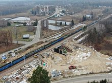 Niewodnica - budowa tunelu pod torami jedzie pociąg. fot. Artur Lewandowski PKP Polskie Linie Kolejowe S.A.