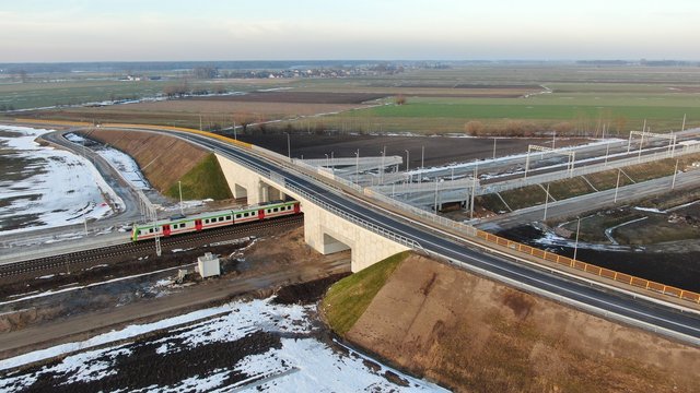 Wiadukt w Szymborach - jedzie pociąg. fot. Paweł Mieszkowski PKP Polskie Linie Kolejowe SA (1)