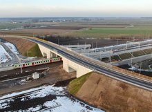 Wiadukt w Szymborach - jedzie pociąg. fot. Paweł Mieszkowski PKP Polskie Linie Kolejowe SA (1)