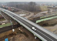 Wiadukt w Łochowie, dołem jedzie pociąg, fot. Ł. Bryłowski PKP Polskie Linie Kolejowe S.A, zdjęcie nr 2