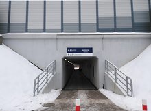 Wejście do przejścia pod torami, idzie podróżny. fot Tomasz Łotowski PKP Polskie Linie Kolejowe SA
