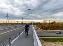 Pani jadąca na rowerze po wiadukcie w Łochowie, fot. Łukasz Bryłowski