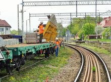 Prace w Ełku rozładunek rozjazdów z platformy fot Andrzej Puzewicz PKP Polskie Linie Kolejowe SA.