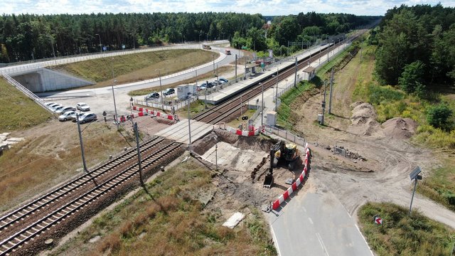 Topór - prace przy budowie przejścia podziemnego widok z drona fot Artur Lewandowski PKP Polskie Linie Kolejowe SA