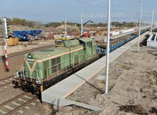 4 Czyżew prace na stracji jedzie pociąg towarowy fot Artur Lewandowski PKP Polskie Linie Kolejowe SA