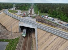 Wiadukt nad torami w Toporze, dołem przejeżdża pociąg