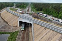 Wiadukt nad torami w Toporze, dołem przejeżdża pociąg