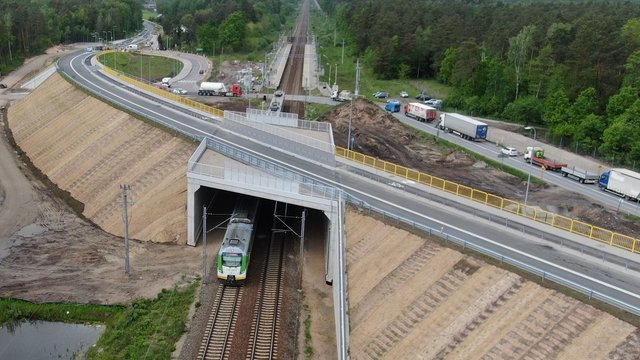 Wiadukt nad torami w Toporze, dołem przejeżdża pociąg