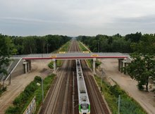 Wiadukt w Kobyłce, widok z drona, jedzie pociąg. Fot. Artur Lewandowski PKP Polskie Linie Kolejowe SA..