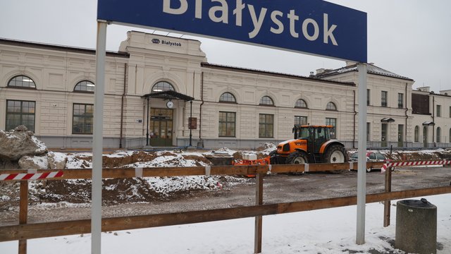 Prace modernizacyjne na stacji Białystok - koparka pracuje na stacji, fot. Wojciech Wojtkielewicz
