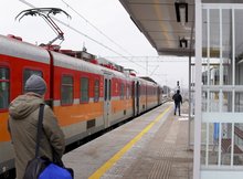 Przystanek Ełk Szyba Wschód - pasażerowie przy pociągu, fot. Szymon Grochowski PKP Polskie Linie Kolejowe SA