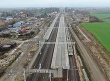 Czyżew - widok na nowe perony jedzie pociąg. fot. Artur Lewandowski PKP Polskie Linie Kolejowe S.A.