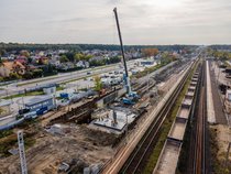 Widok z powietrza na stację kolejową w Szepietowie. Widać maszyny budowlane i pociągi towarowe.