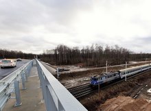 Wiadukt drogowy w Szepietowie, przejeżdża pociąg, fot. Ł. Bryłowski, PKP Polskie Linie Kolejowe S.A 