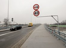 Wiadukt w Łochowie, jadą samochody, fot. Ł. Bryłowski PKP Polskie Linie Kolejowe S.A